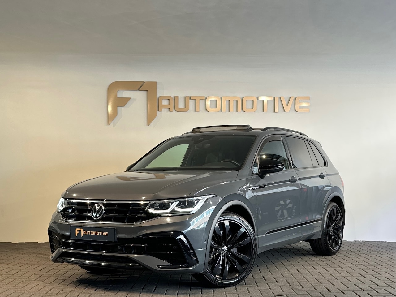 Volkswagen Tiguan - 2.0 TSI 4Motion R Line Pano|Memory|Sfeer - AutoWereld.nl