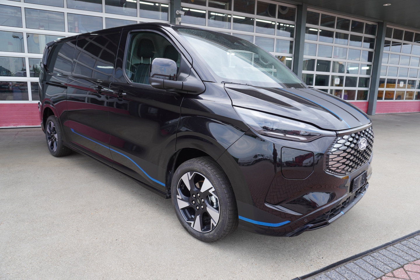 Ford E-Transit Cust. - L2H1 Sport 218PK Automaat Schuifdeur links en rechts nr. V109 | Airco | adap.cruise | Navi - AutoWereld.nl
