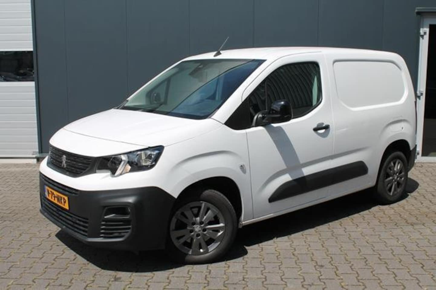 Peugeot Partner - 1.5 BlueHDI Asphalt Automaat | Trekhaak | 3 zits | Airco - AutoWereld.nl
