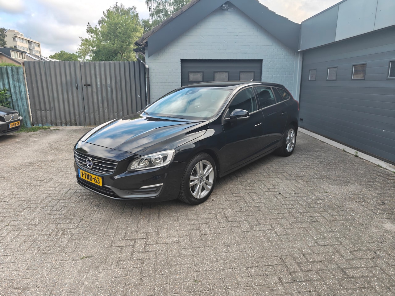 Volvo V60 - 1.6 T4 Kinetic 1.6 T4 Kinetic,Cruise control,Navi,Parkeersensoren,Climate control,Trekhaak - AutoWereld.nl