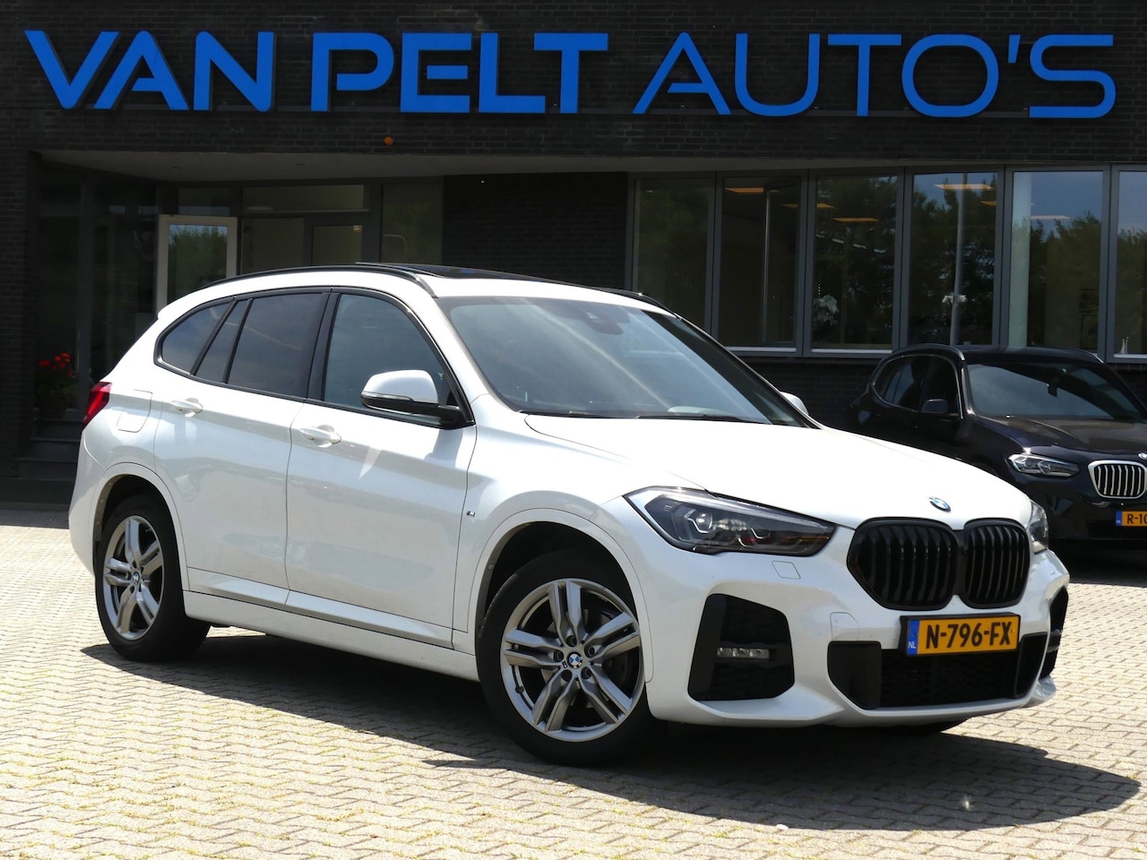 BMW X1 - SDrive18i High Executive M-Sport / PANO / CARPLAY - AutoWereld.nl