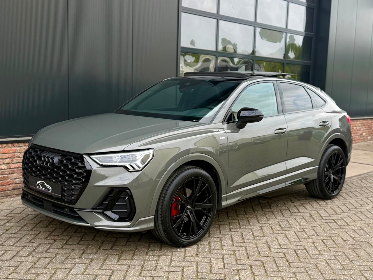 Audi Q3 Sportback - 35 TFSI S-Line 150 pk Blackstyle/pano/Camera/sfeerverlichting - AutoWereld.nl
