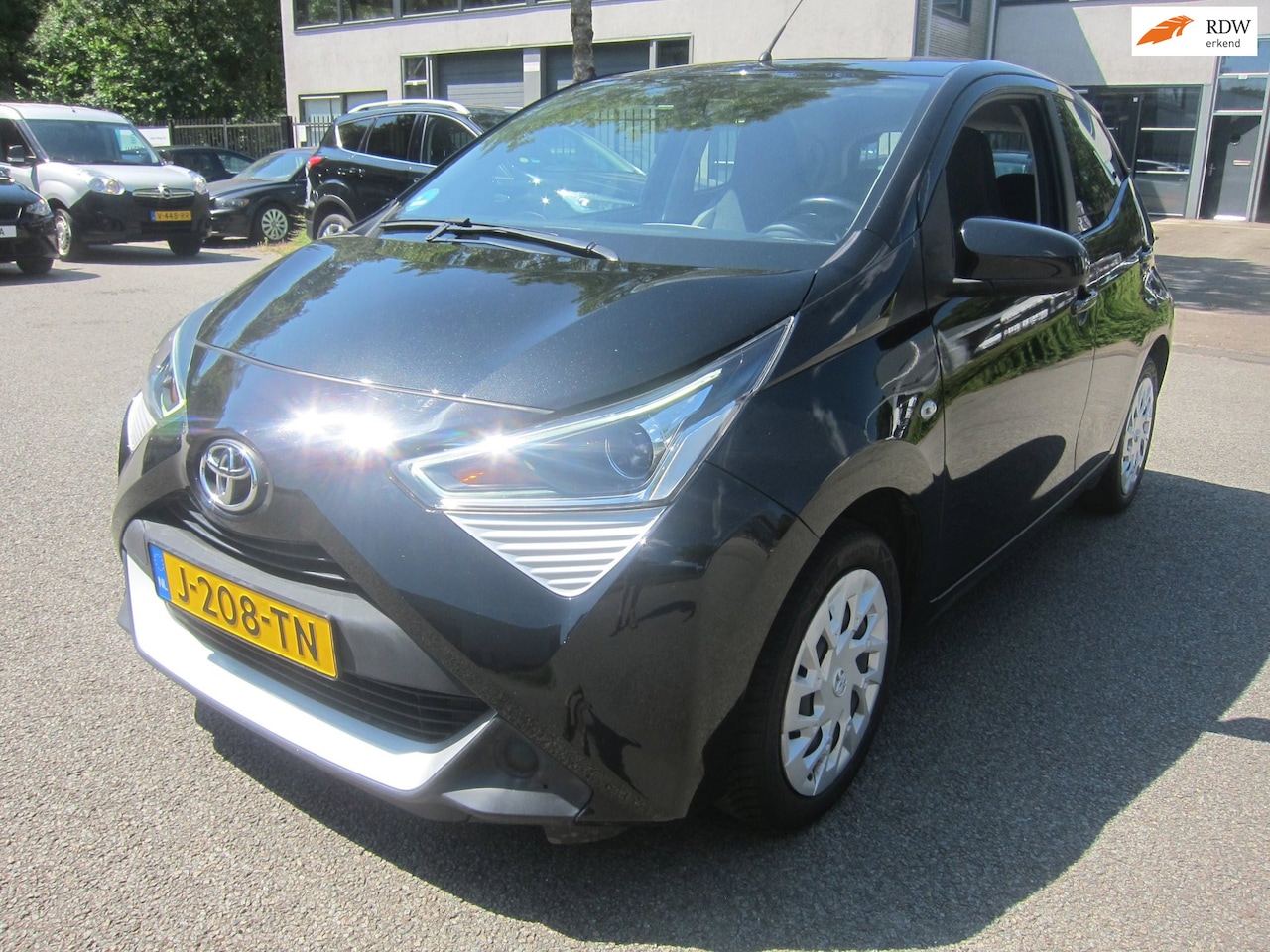 Toyota Aygo - 1.0 VVT-i x-play CAMERA APPLE CARPLAY ANDROID AUTO !! - AutoWereld.nl