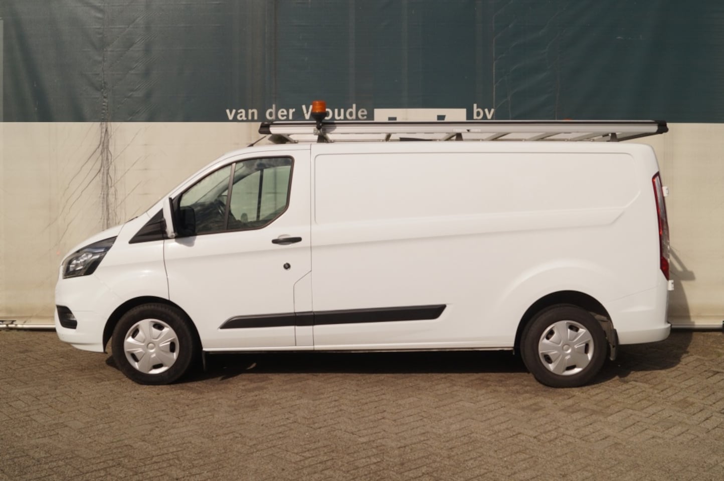Ford Transit Custom - 2.0 TDCI 130pk L2-H1 340 Edition -NAVI-LEER-CAM- - AutoWereld.nl