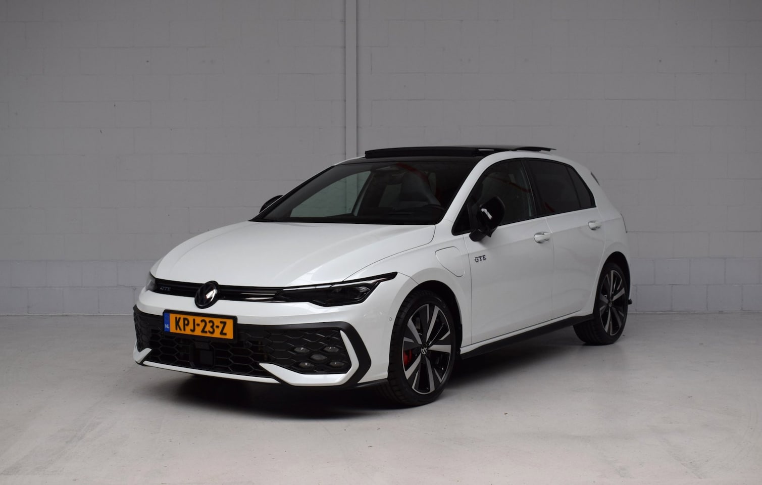 Volkswagen Golf - 1.5 eHybrid GTE PANORAMADAK / HEAD-UP / 360CAMERA / LEER / TREKHAAK / SFEERVERLICHTING - AutoWereld.nl
