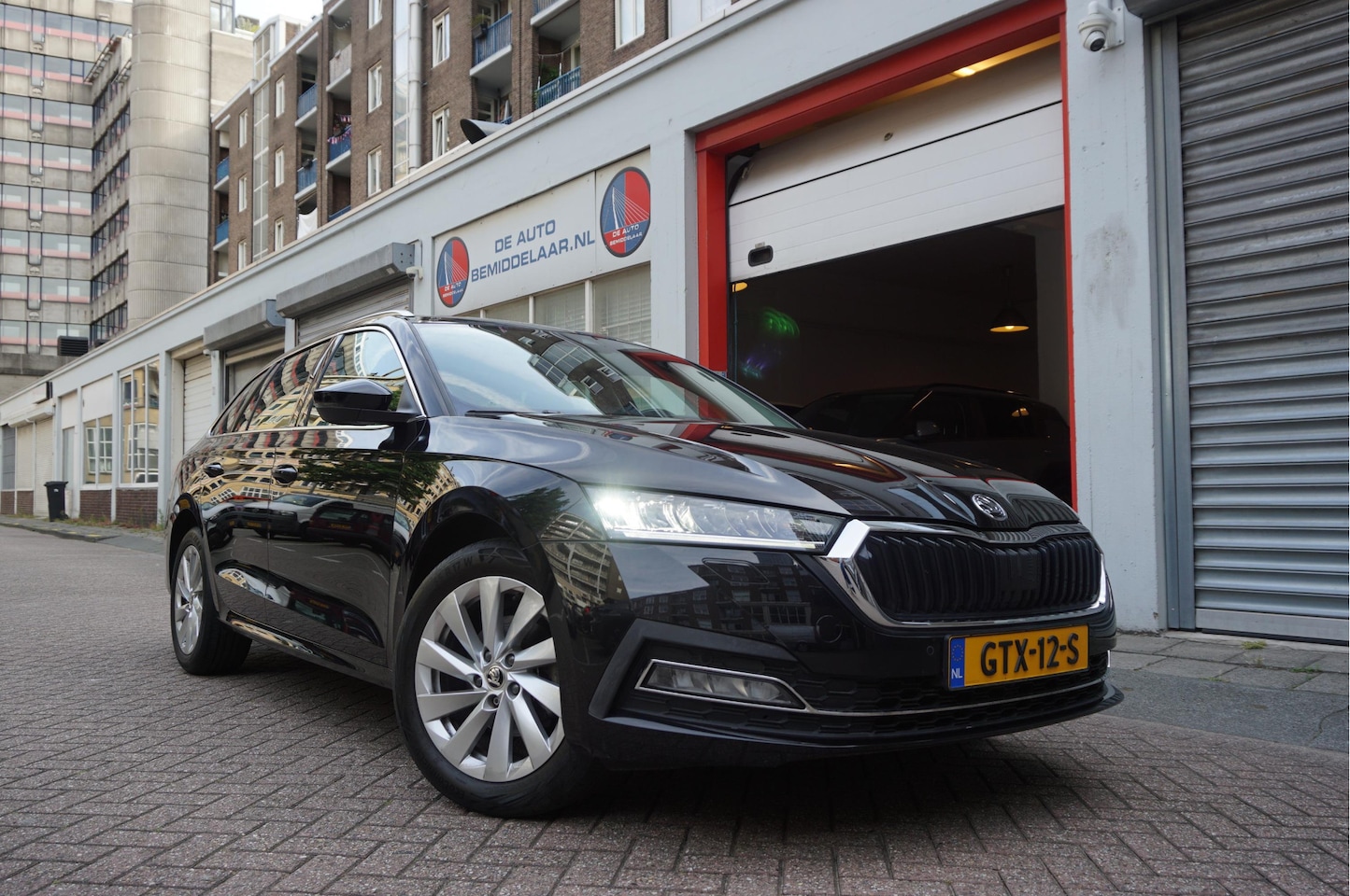 Skoda Octavia Combi - 1.0 e-TSI Sport Business | Sfeerverlichting | Virtual cockpit | Cruise + Lane | Apple/ And - AutoWereld.nl