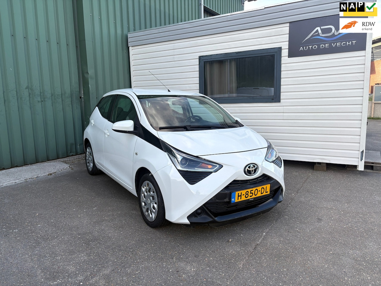 Toyota Aygo - 1.0 VVT-i x-play limited 1E EIGENAAR - ACHTERUITCAMERA - AIRCO - AutoWereld.nl