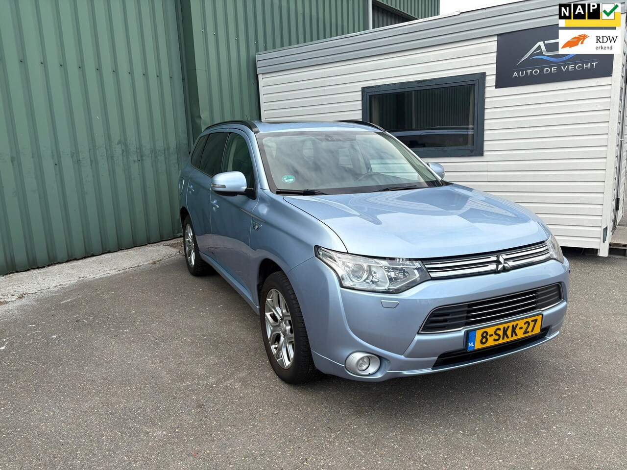 Mitsubishi Outlander - 2.0 PHEV instyle - 1E EIGENAAR - PANORAMA - STOELVERWARMING - - AutoWereld.nl