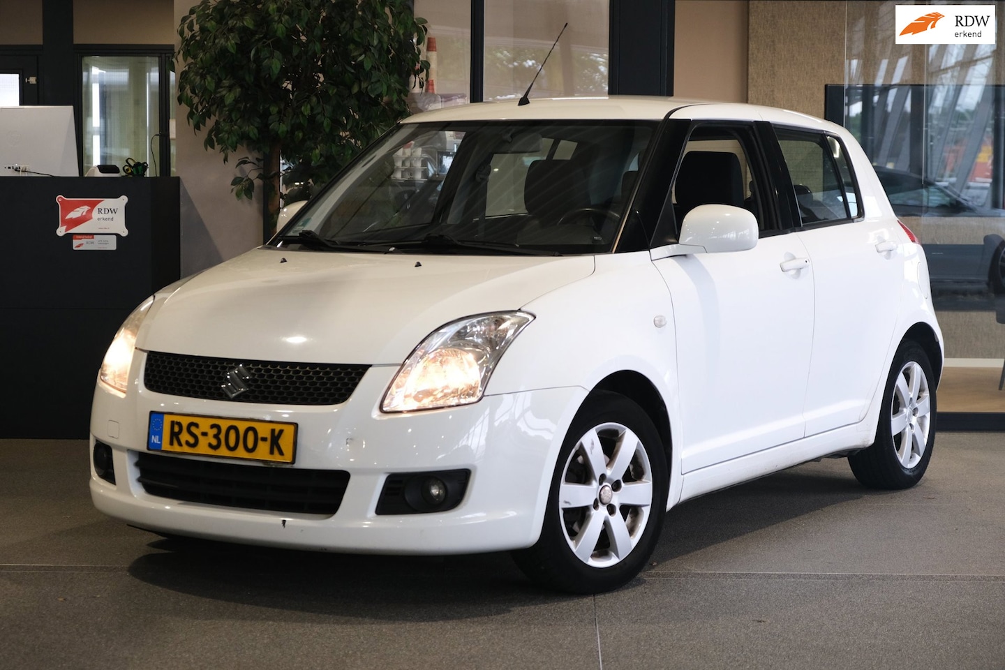 Suzuki Swift - 1.3 Bandit AUTOMAAT Navi Leder Pdc Keyless - AutoWereld.nl