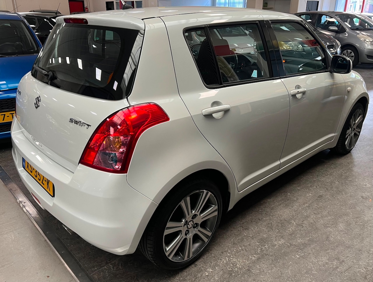 Suzuki Swift - 1.3 Base 1e Eigenaar - Koppeling . VRV - Nav - Airco - Elektr . ramen - AutoWereld.nl