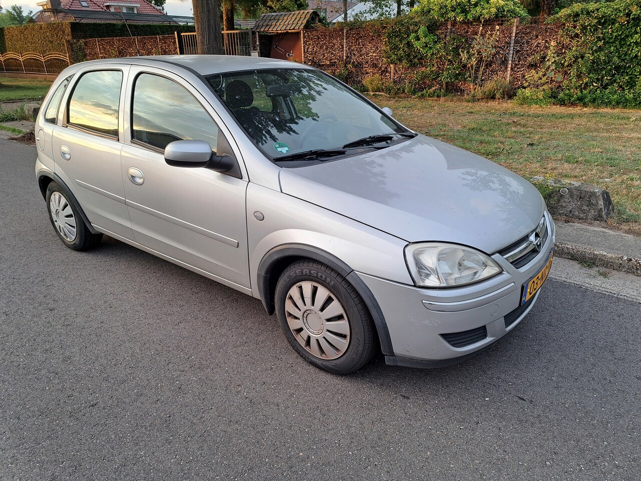 Opel Corsa - 1.4-16V Enjoy *airco, 5deurs,elektr.pakket,inruil* - AutoWereld.nl