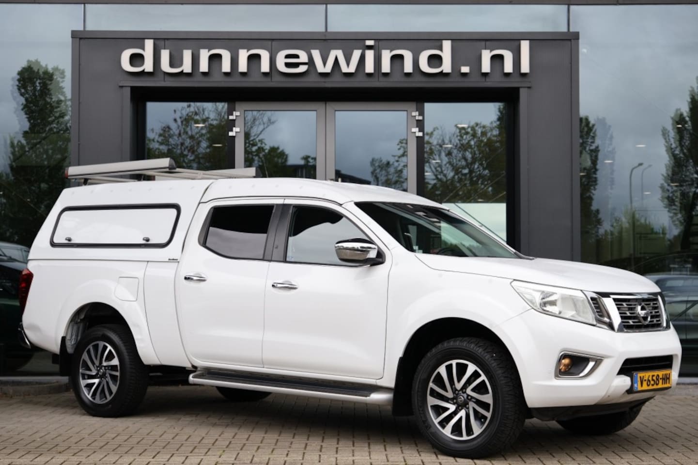 Nissan Navara - 2.3 dCi Tekna CRUISE*CAMERA*AUTOMAAT*OMVORMER*STANDKACHEL - AutoWereld.nl