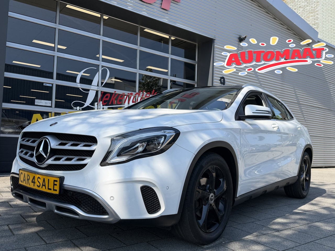Mercedes-Benz GLA-Klasse - 180 URBAN Sport - AUTOMAAT I Panorama dak I Navigatie I Airco I Sport pakket I PDC I Deale - AutoWereld.nl