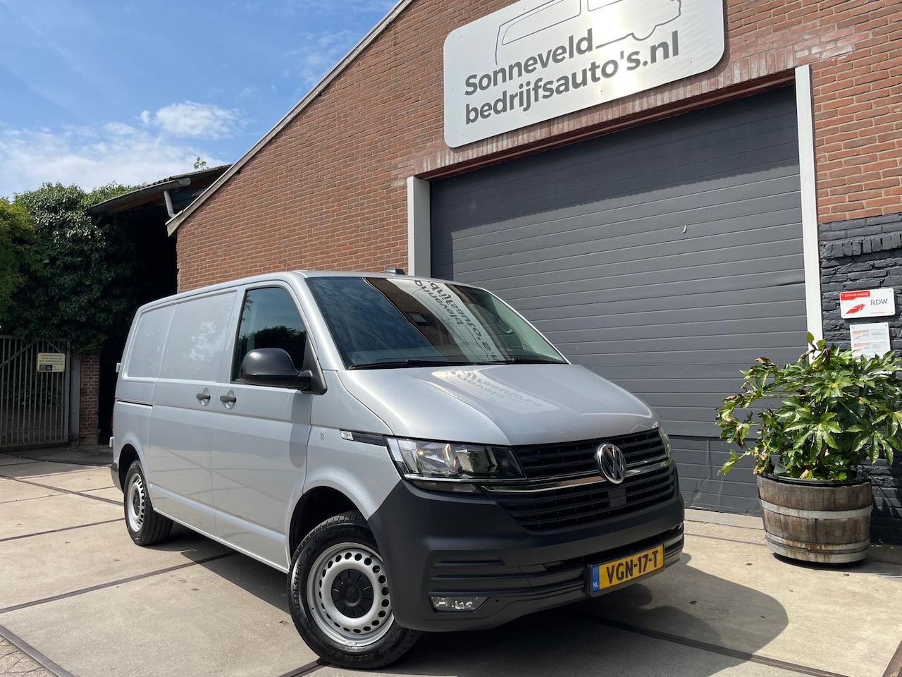Volkswagen Transporter - 2.0 TDI Automaat 150pk L1 grijs metallic - AutoWereld.nl