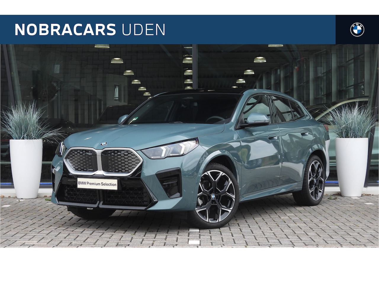 BMW iX2 - eDrive20 M Sport / Panoramadak / Sportstoelen / Achteruitrijcamera / M Adaptief onderstel - AutoWereld.nl
