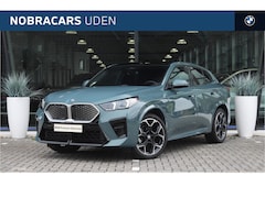 BMW iX2 - eDrive20 M Sport / Panoramadak / Sportstoelen / Achteruitrijcamera / M Adaptief onderstel