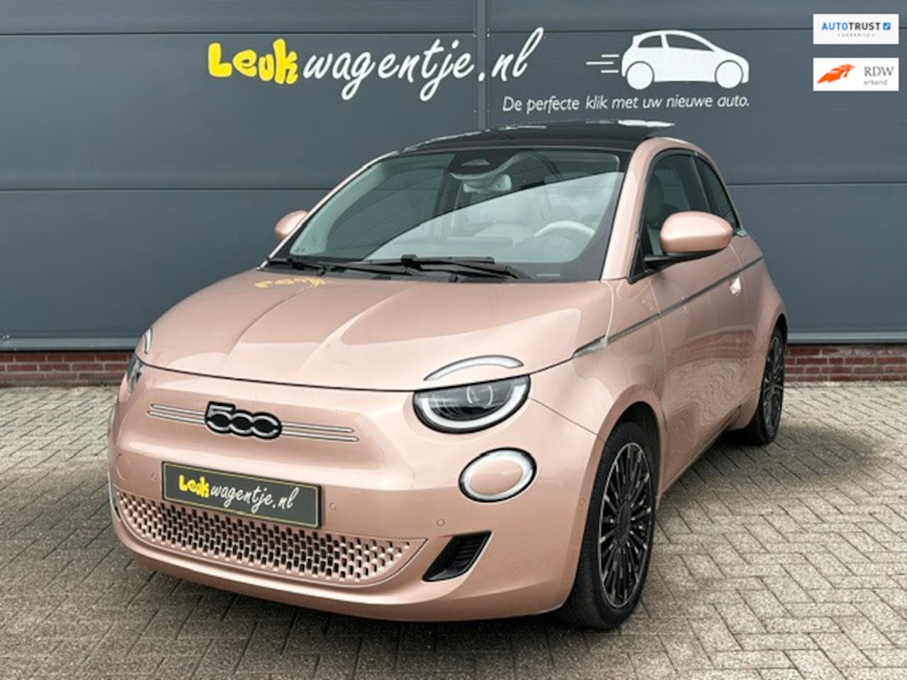 Fiat 500e - La Prima 42 kWh *schuifdak *carplay *ad. cruise - AutoWereld.nl