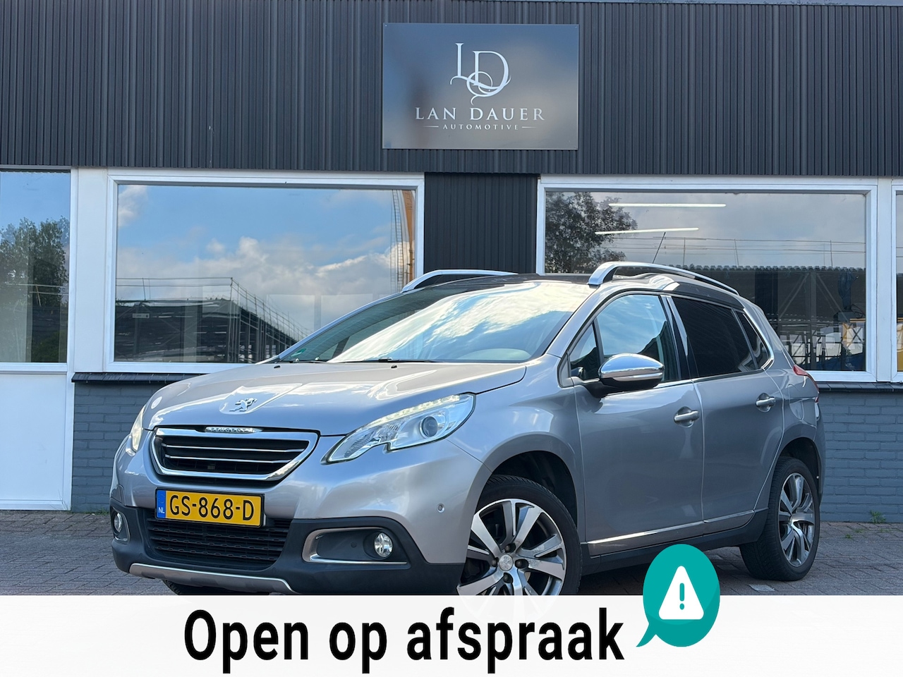 Peugeot 2008 - 1.2 Allure / Pano / Navi / Trekhaak / Leder ! - AutoWereld.nl