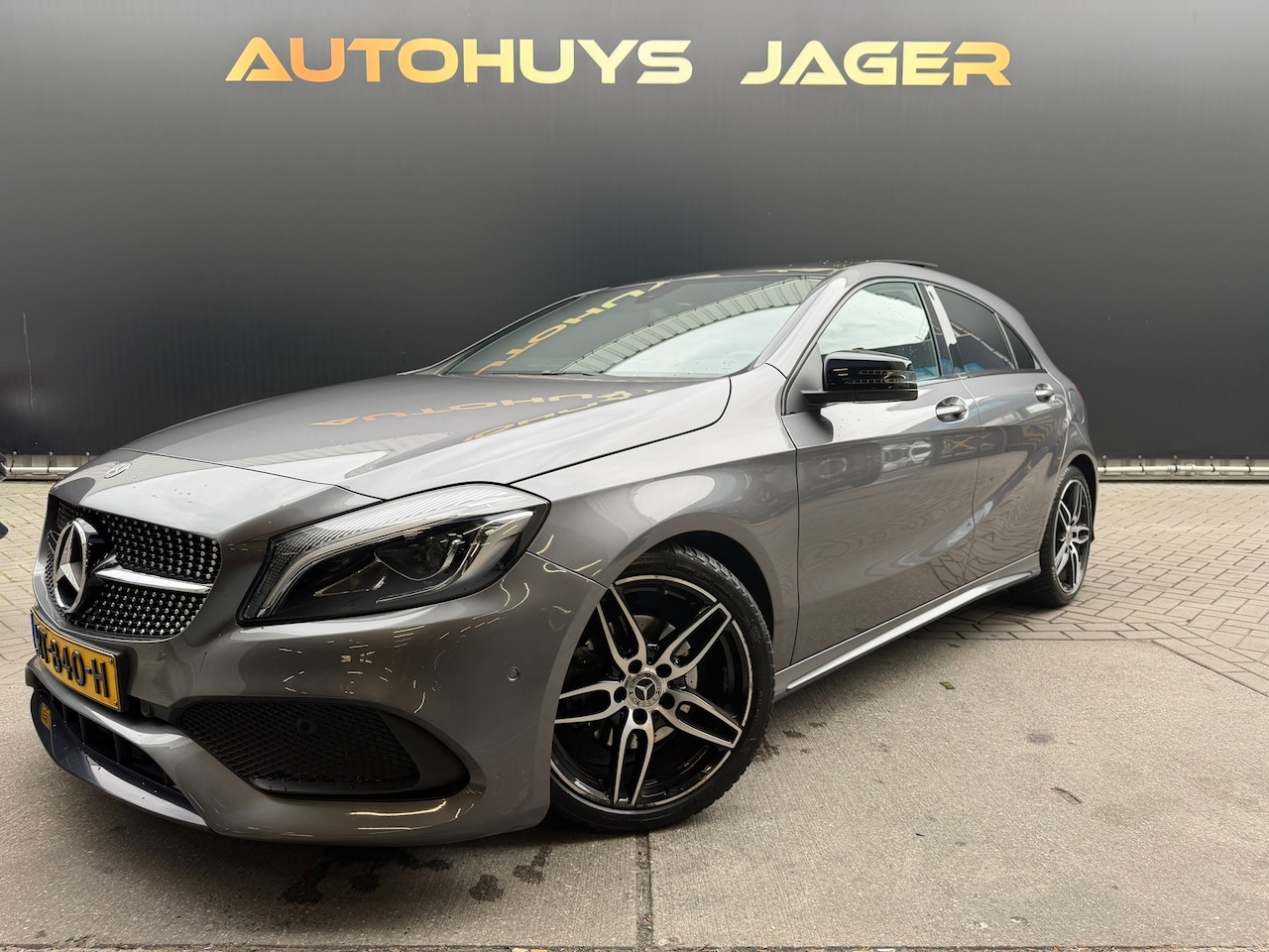 Mercedes-Benz A-klasse - 180 Ambition AMG Sport - Pano Cruise Control Stoelverwarming - AutoWereld.nl