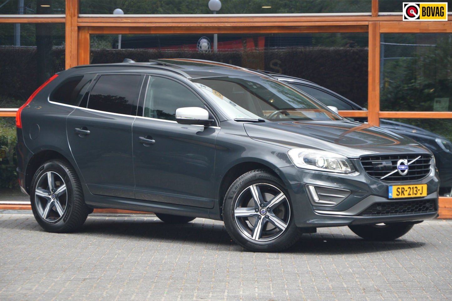 Volvo XC60 - 5 Cilinder AWD D4 R-Design | Adaptive Cruise | Panoramadak | Trekhaak 2000KG | Stoel + Stu - AutoWereld.nl