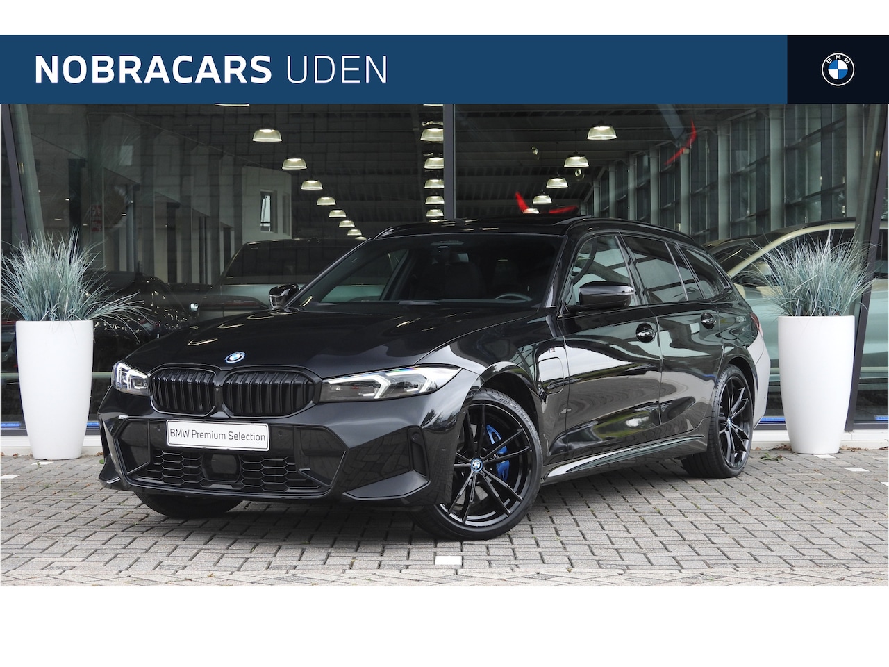 BMW 3-serie Touring - 330e M Sport Automaat / Panoramadak / Trekhaak / Sportstoelen / M Adaptief onderstel / Com - AutoWereld.nl