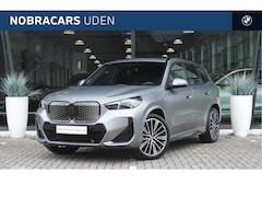 BMW iX1 - eDrive20 M Sport / Panoramadak / Trekhaak / Head-Up / M Adaptief onderstel / Comfort Acces
