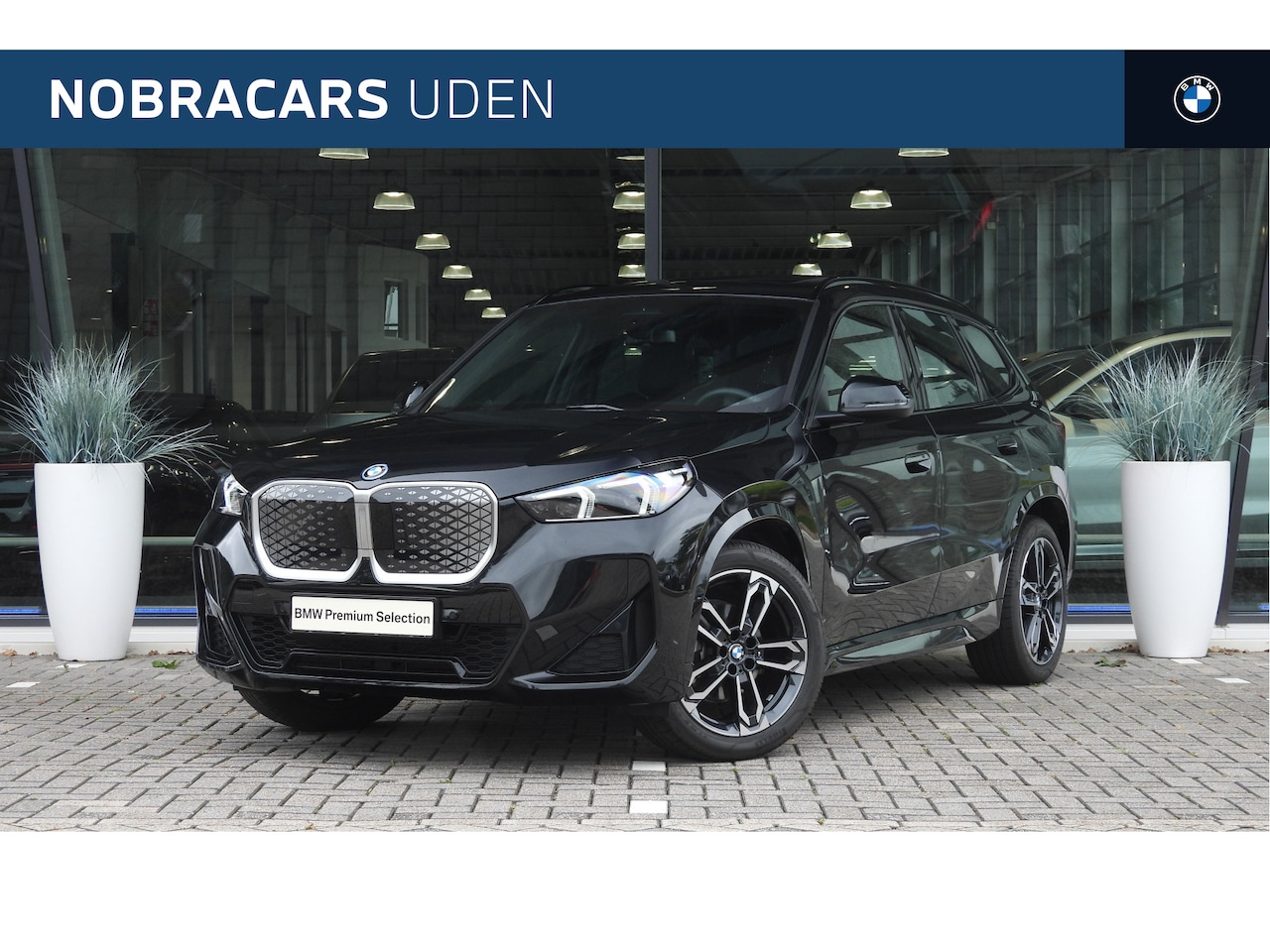 BMW iX1 - eDrive20 M Sport / Panoramadak / Sportstoelen / M Adaptief onderstel / Achteruitrijcamera - AutoWereld.nl