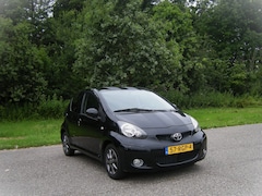 Toyota Aygo - 1.0-12V Dynamic Navigator . 5 Drs . Airco . Elec ramen . Sport uitvoering