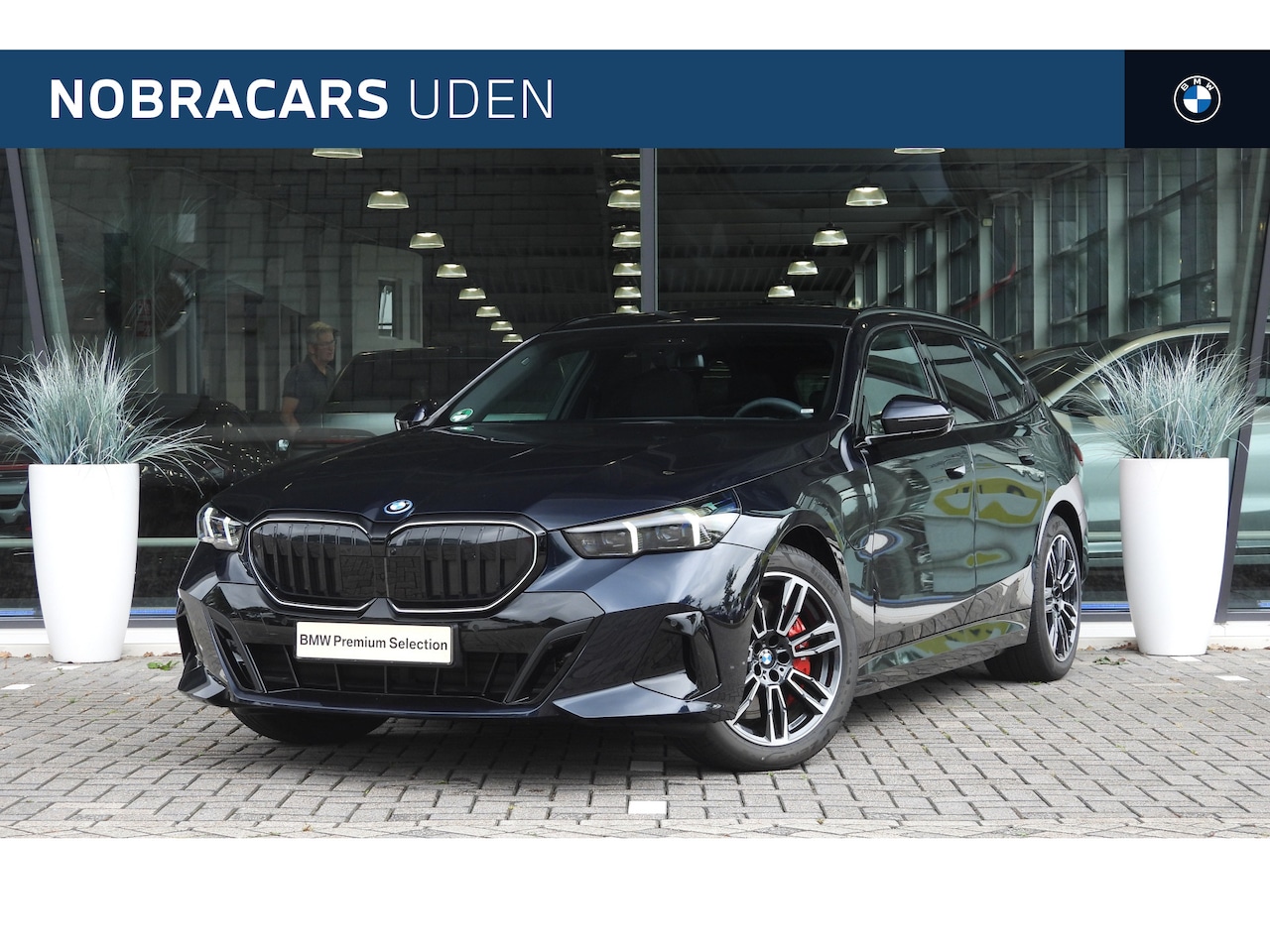 BMW 5-serie Touring - 550e xDrive M Sport Automaat / Trekhaak / Panoramadak / Comfortstoelen / Comfort Access / - AutoWereld.nl