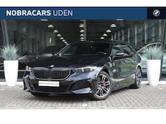 BMW 5-serie Touring - 550e xDrive M Sport Automaat / Trekhaak / Panoramadak / Comfortstoelen / Comfort Access /