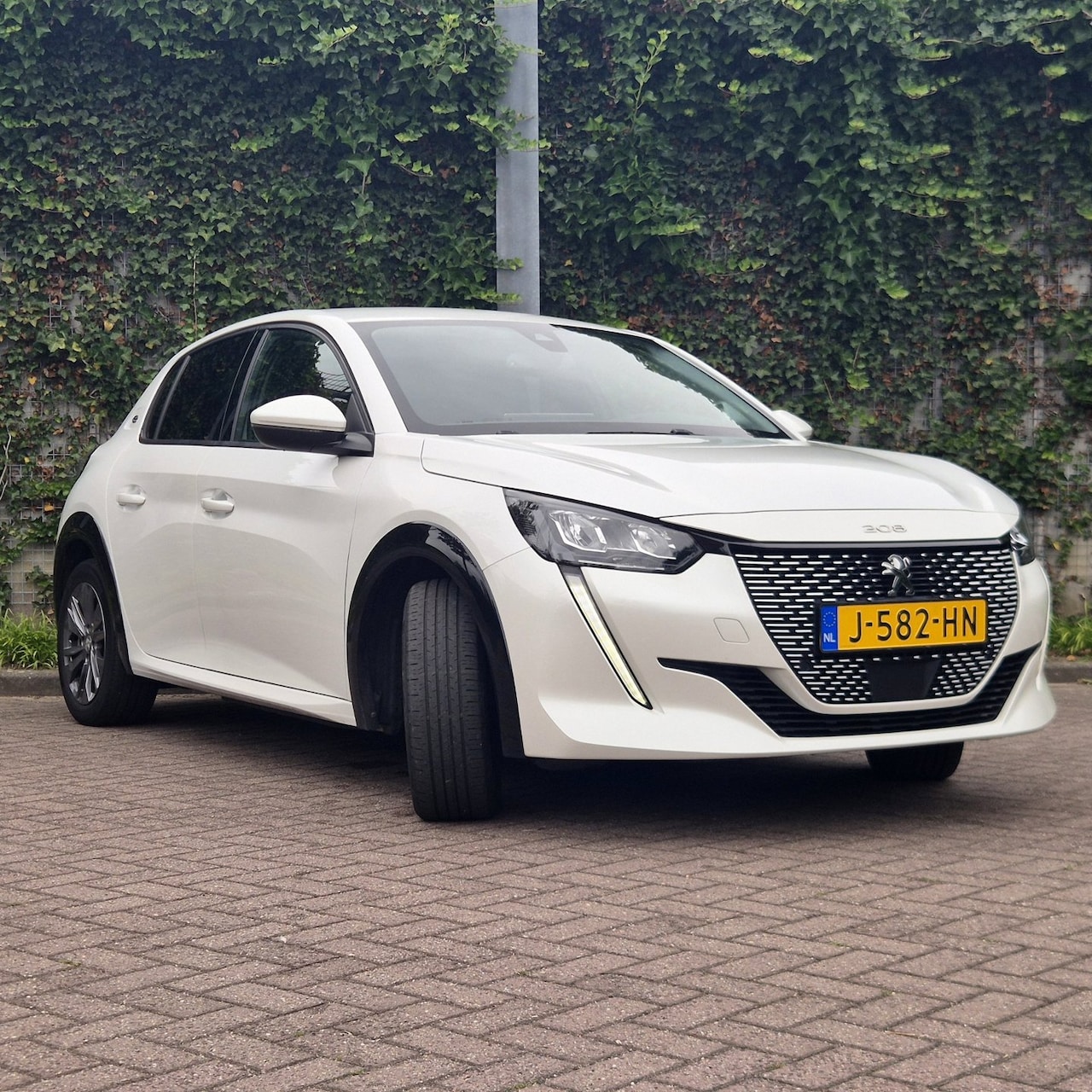 Peugeot e-208 - EV Allure 50 kWh| Warmtepomp | 11 kW 3-fasen | Navigatie | Camera | Draadloos laden | - AutoWereld.nl