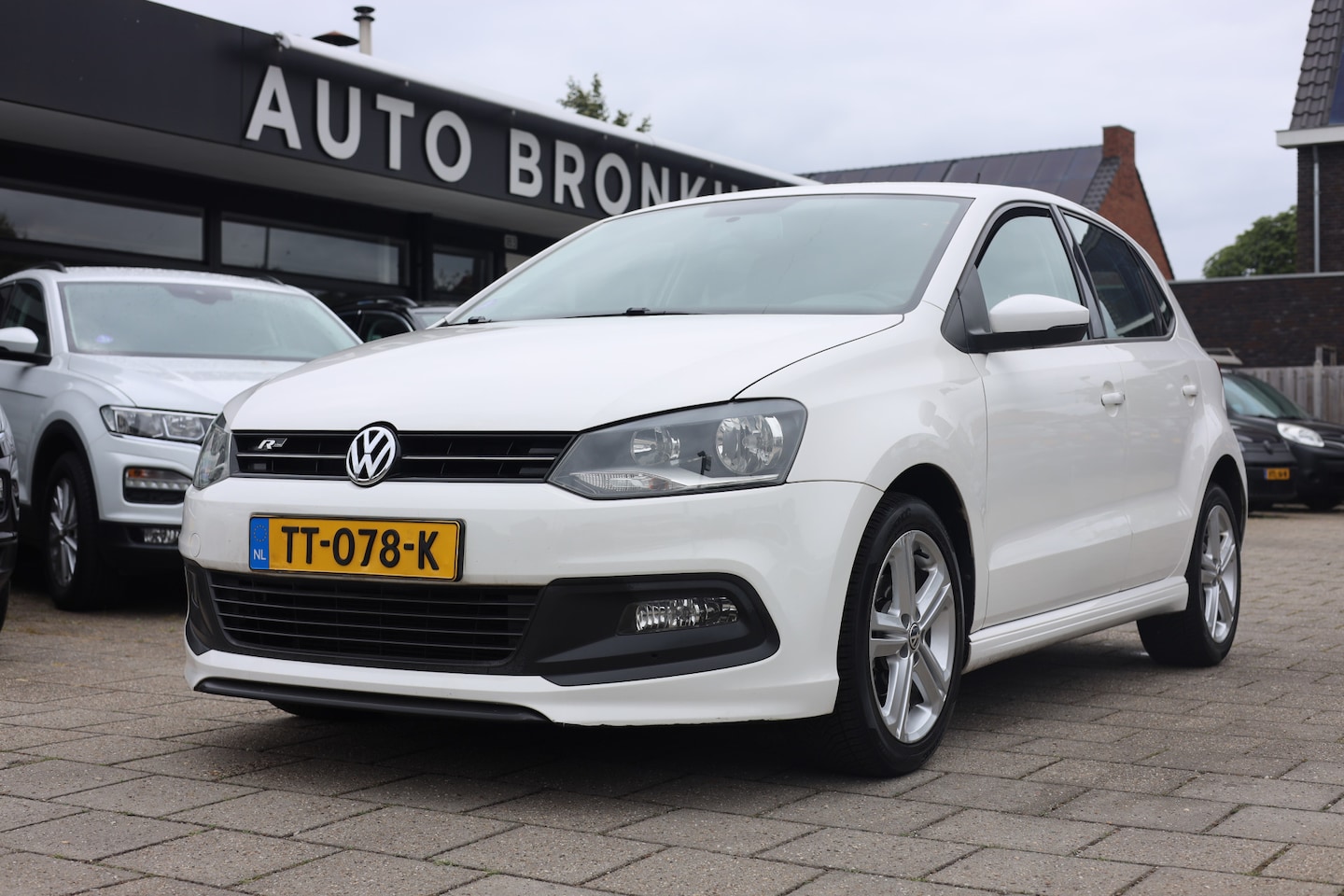 Volkswagen Polo - 1.2 R-LINE | AIRCO | 16 INCH | 59000 KM! - AutoWereld.nl