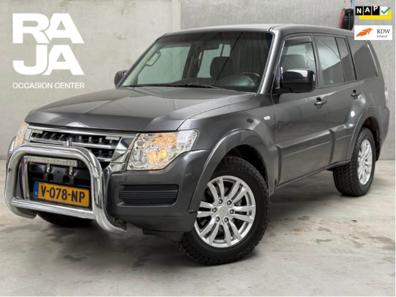Mitsubishi Pajero - 3.2 DI-D 4x4 NAP Clima Trekhaak Grijs Kenteken - AutoWereld.nl