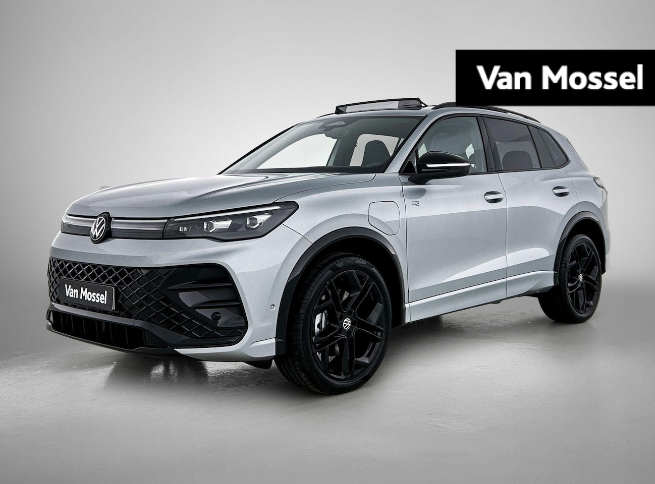 Volkswagen Tiguan - 1.5 eHybrid R-Line Edition 204 PK | Trekhaak | Black Style | Panoramadak | Camera | Androi - AutoWereld.nl