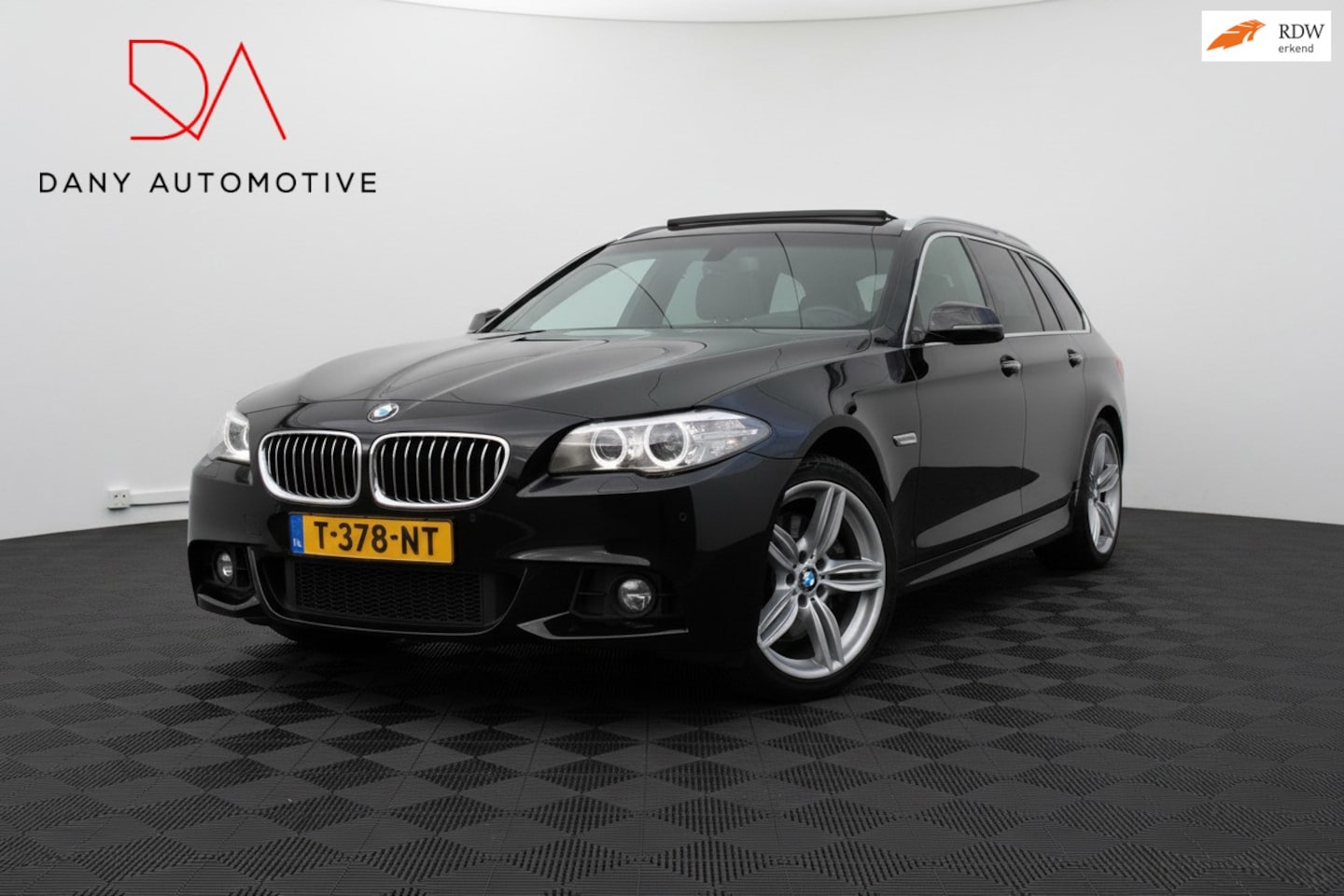 BMW 5-serie Touring - 528xi M-Pakket I PANO I LED I ALCANTARA I CLIMA I NAVI I 19INCH I - AutoWereld.nl