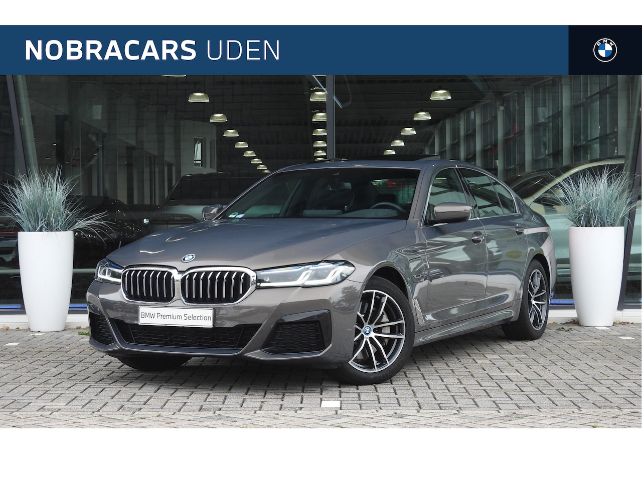 BMW 5-serie - 520e High Executive M Sport Automaat / Schuif-kanteldak / Laserlight / Achteruitrijcamera - AutoWereld.nl