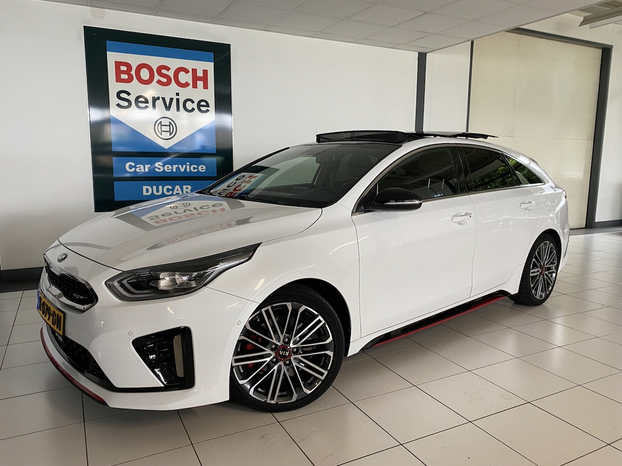 Kia Pro cee'd - 1.6 T-GDI GT 205 PK Panoramadak /JBL Sound / stuur/stoelverw /elec achterklep /Elec stoel - AutoWereld.nl