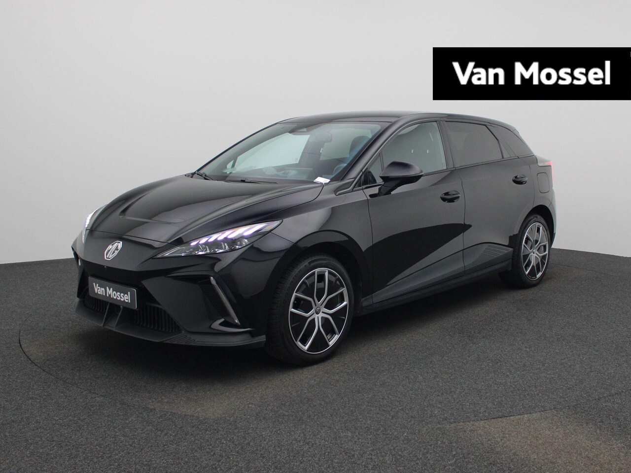 MG MG4 - Long Range Luxury 64 kWh All-Season banden | Navi | Led Koplampen | 360 Camera | CarPlay | - AutoWereld.nl