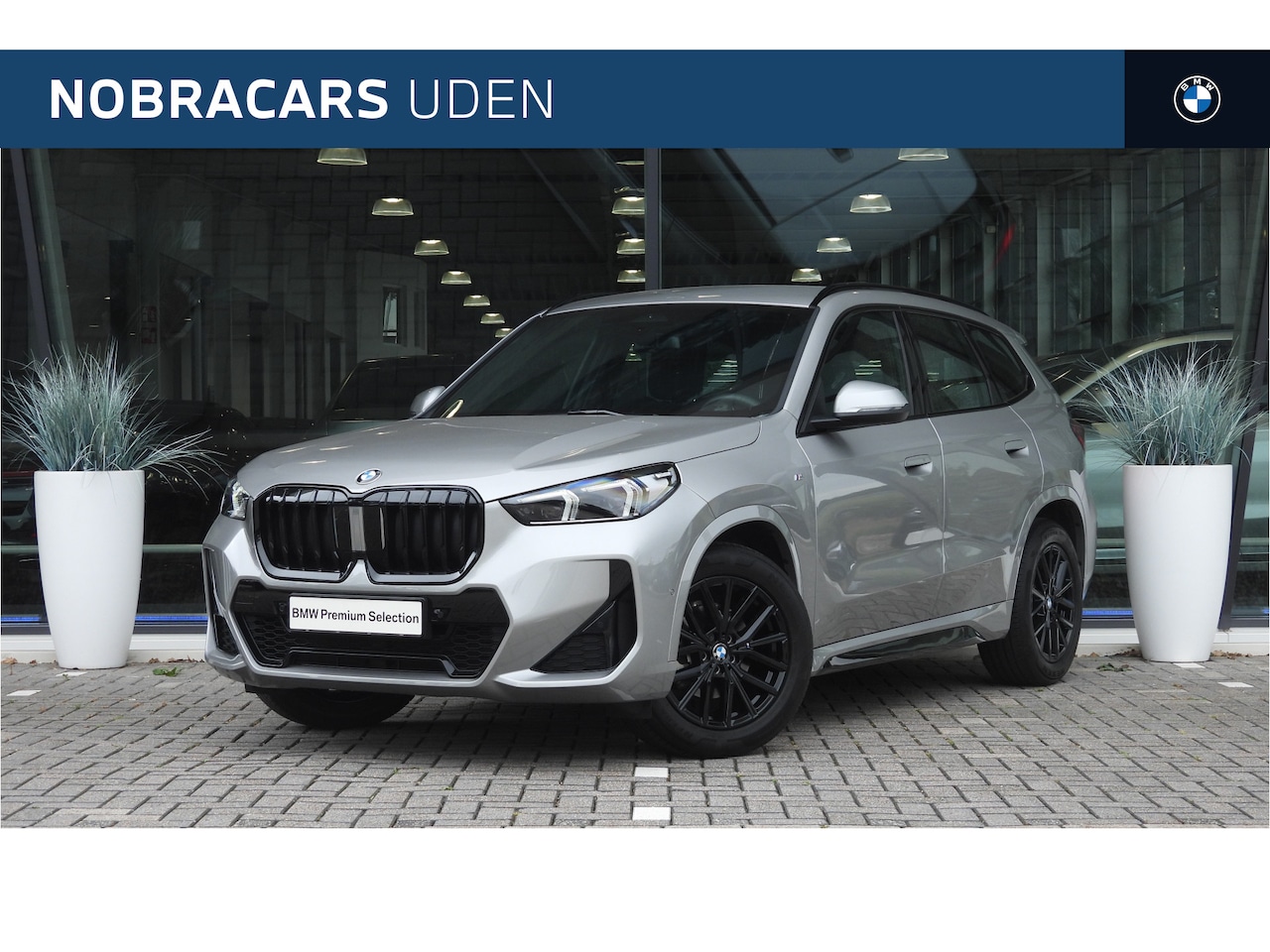 BMW X1 - sDrive18i M Sport Automaat / M Adaptief onderstel / Sportstoelen / Comfort Access / Achter - AutoWereld.nl
