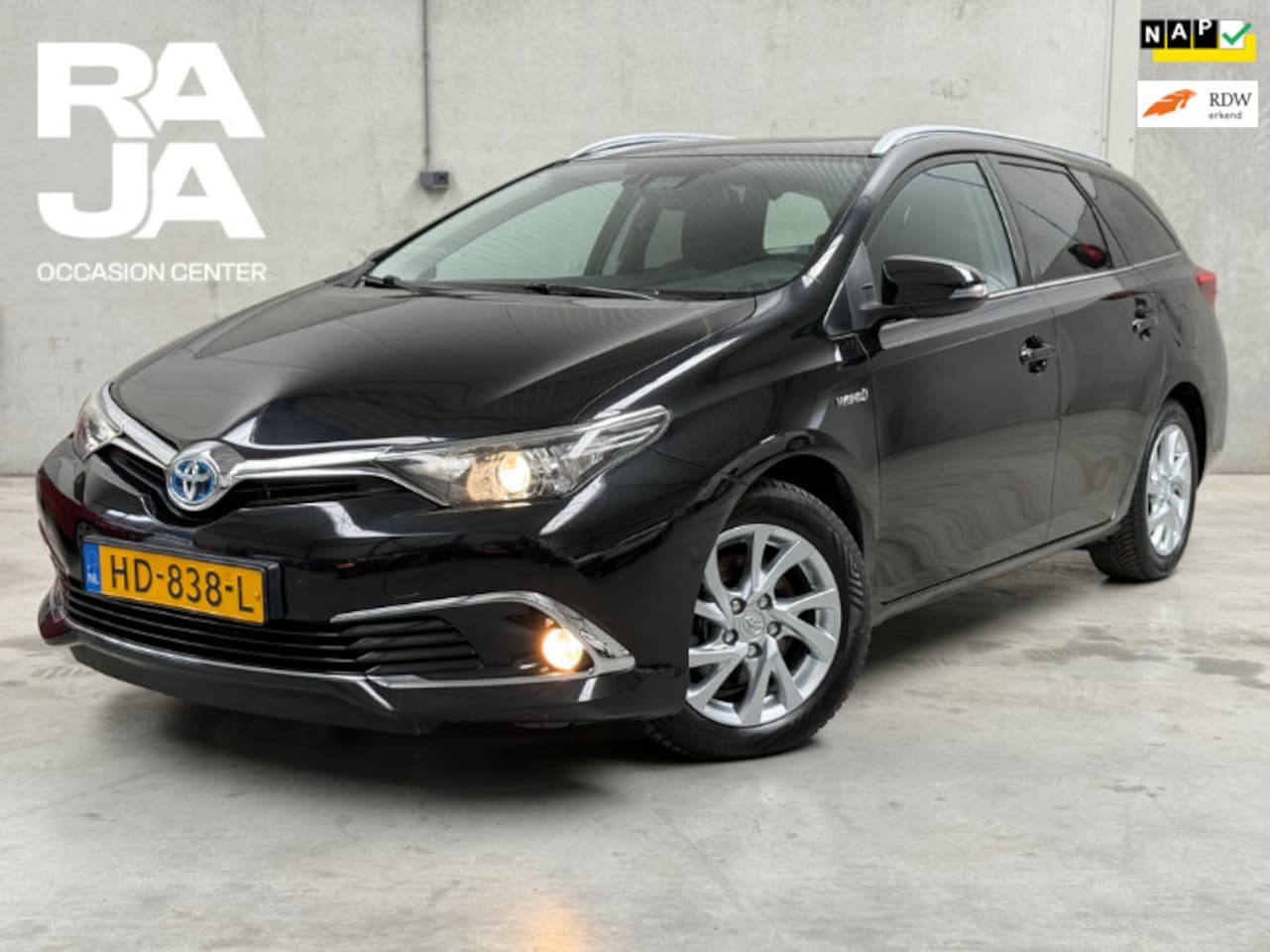 Toyota Auris Touring Sports - 1.8 Hybrid Executive Clima Cruise Pano Dealeronderhouden - AutoWereld.nl