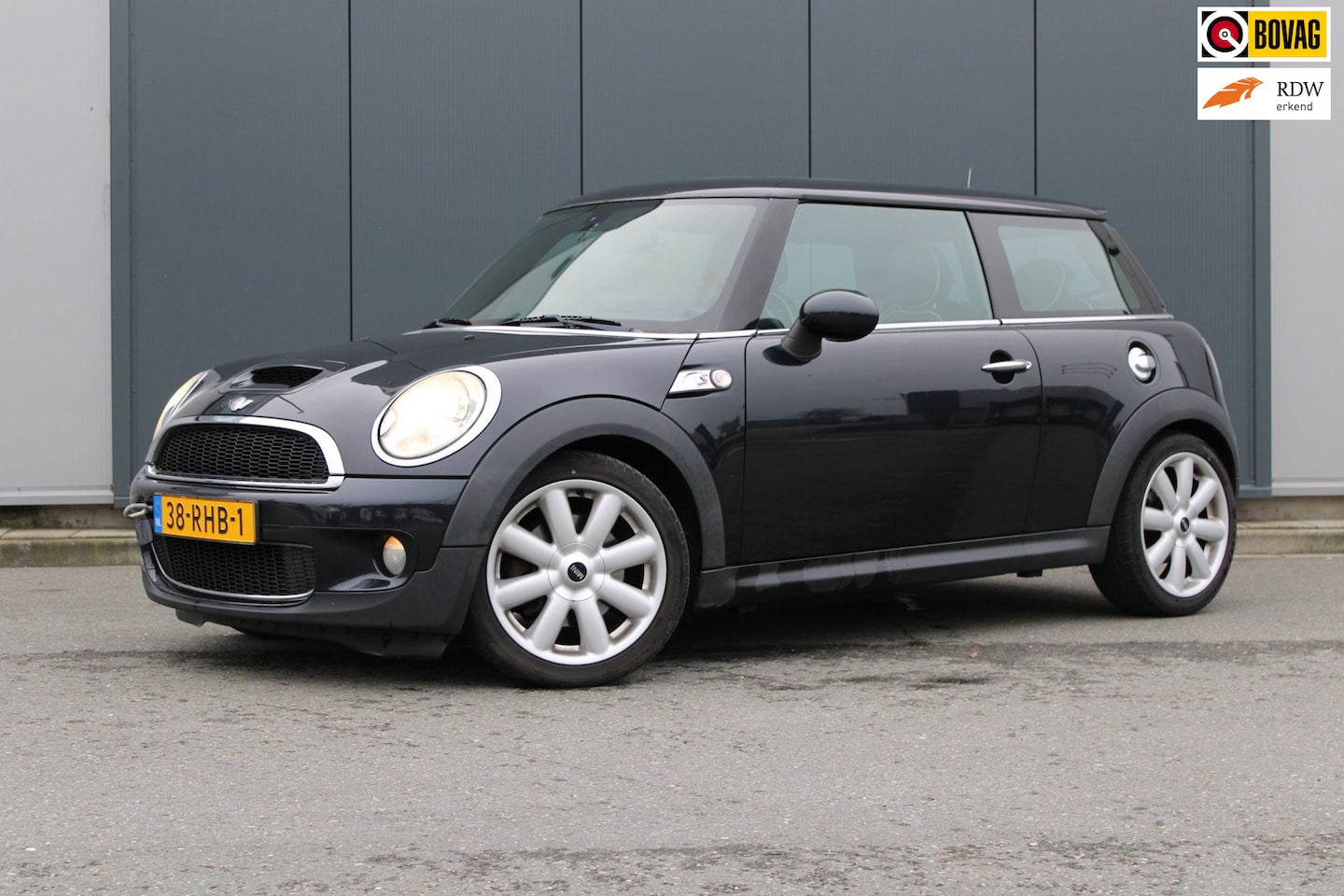 MINI Cooper S - Mini 1.6 ONDERDELEN DONOR AUTO. Rijdt niet, motor gedemonteerd (deels aanwezig) Interieur - AutoWereld.nl