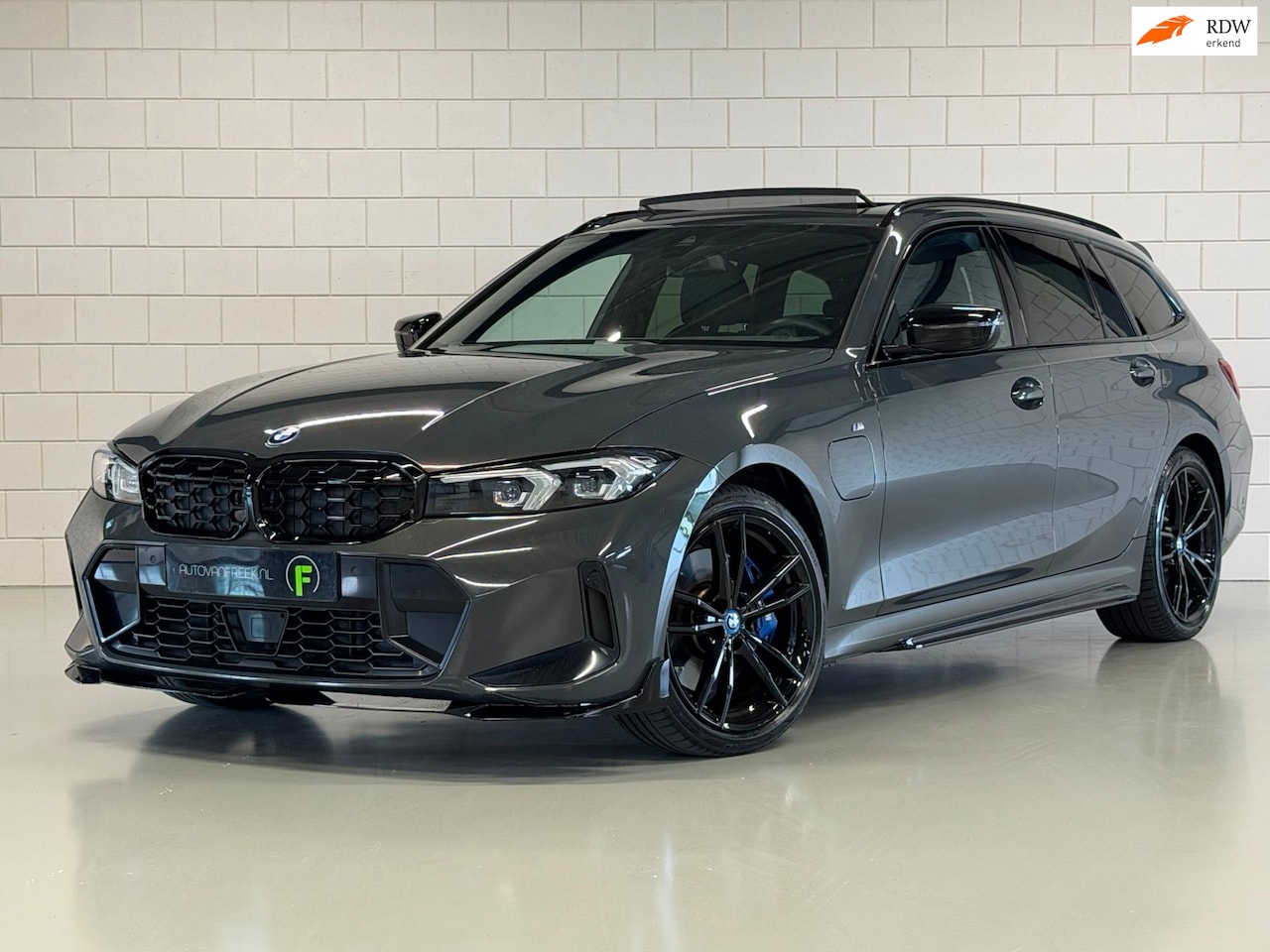 BMW 3-serie Touring - 330e xDrive High Executive M Sport Performance | PANO | H/K | DRAVIT | ACC | TREKHAAK | DE - AutoWereld.nl