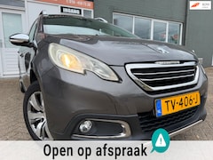 Peugeot 2008 - 1.2 VTi Allure met parkeersensoren en navigatie en bluetooth telefoon / media en cruise co