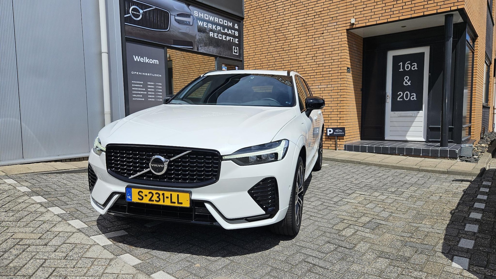 Volvo XC60 - 2.0 T6 Plug-in hybrid AWD Plus Dark 2.0 T6 Plug-in hybrid AWD Plus Dark - AutoWereld.nl