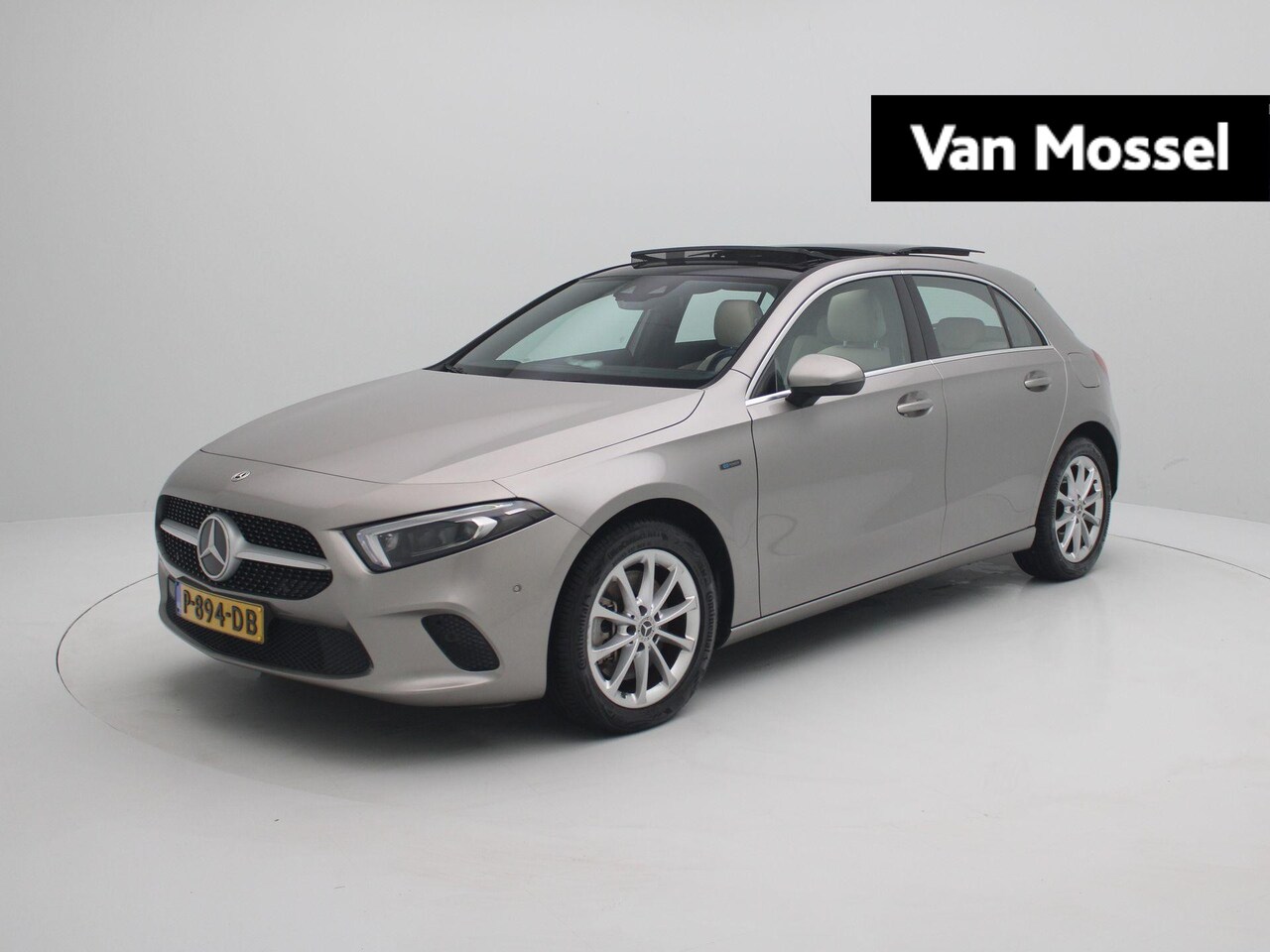 Mercedes-Benz A-klasse - 250e Aut. Premium Plus | Panoramadak | Led Sfeerlicht | Led Koplampen | Navi | Camera | St - AutoWereld.nl