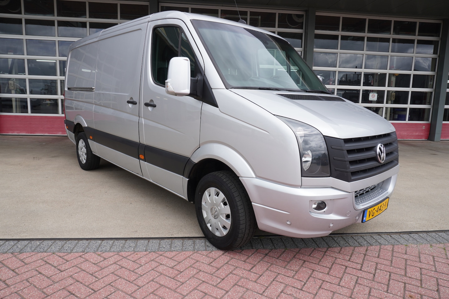 Volkswagen Crafter - 2.0 TDI L2H1 Airco | Cruise| Navi | Trekhaak | camera - AutoWereld.nl