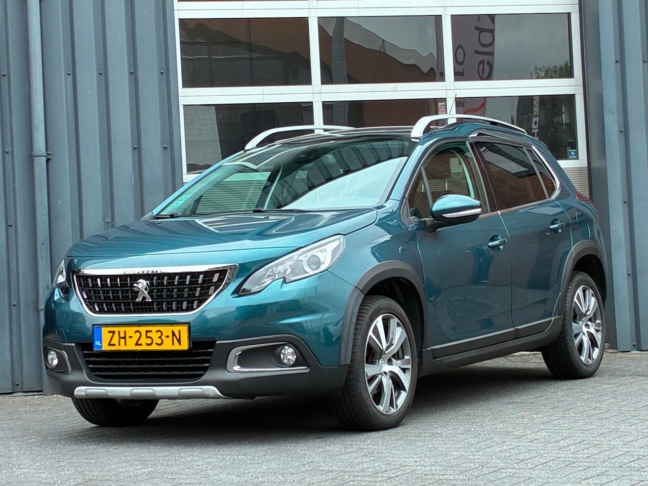 Peugeot 2008 - 1.2 PureTech Allure Navigatie Panodak Camera - AutoWereld.nl