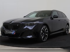 BMW i5 Touring - eDrive40 M Sport / Panoramadak / Trekhaak / Comfortstoelen / Parking Assistant Plus / Bowe