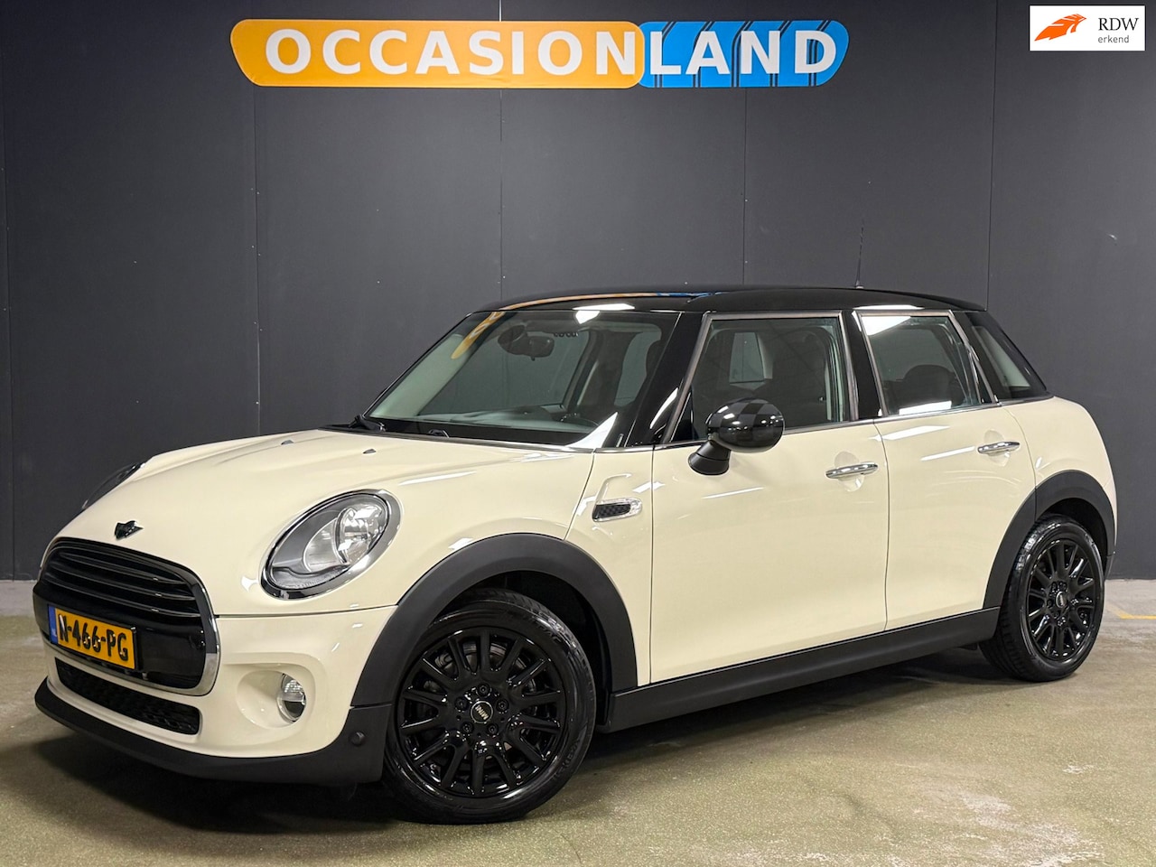 MINI 5-Deurs - 1.5 Cooper Serious Business |SFEER|STOELV|CRUISE|BLUETOOTH|16INCH| - AutoWereld.nl