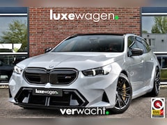 BMW M5 - Touring | Kreidegrau Ind. | Ultimate Pack | Keramisch | Pano | Trekh | B&W | DA+